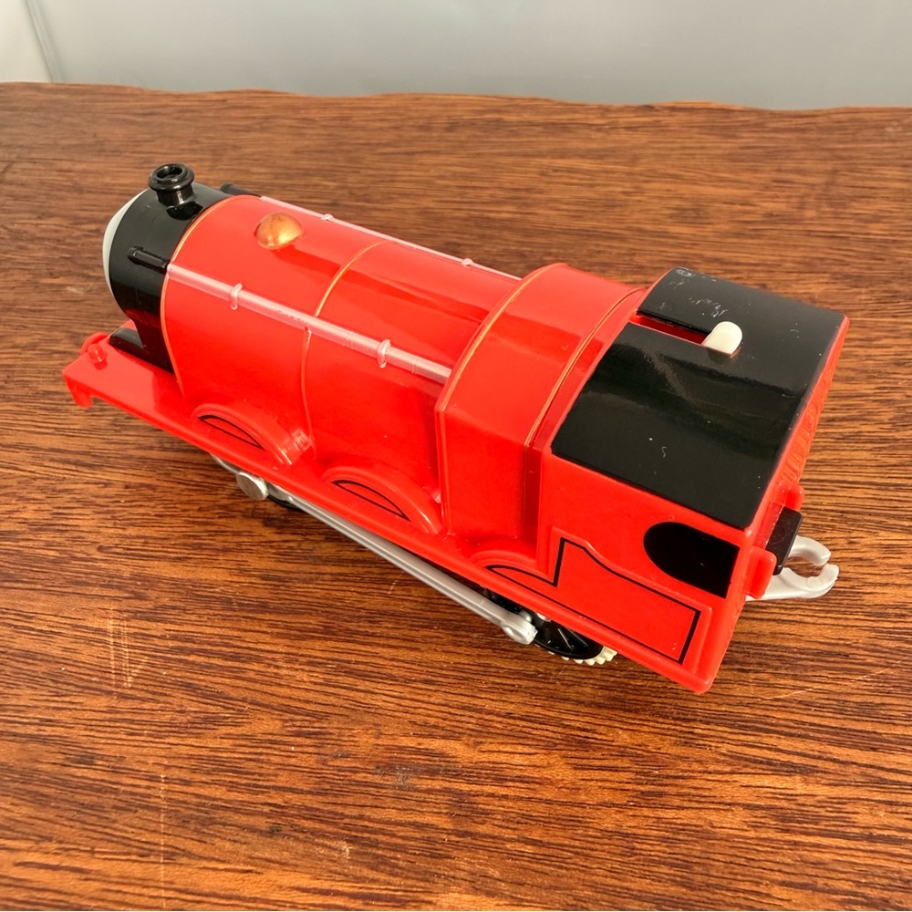 Thomas & Friends Trackmaster Motorized Train Engine James - Picture 4 of 7